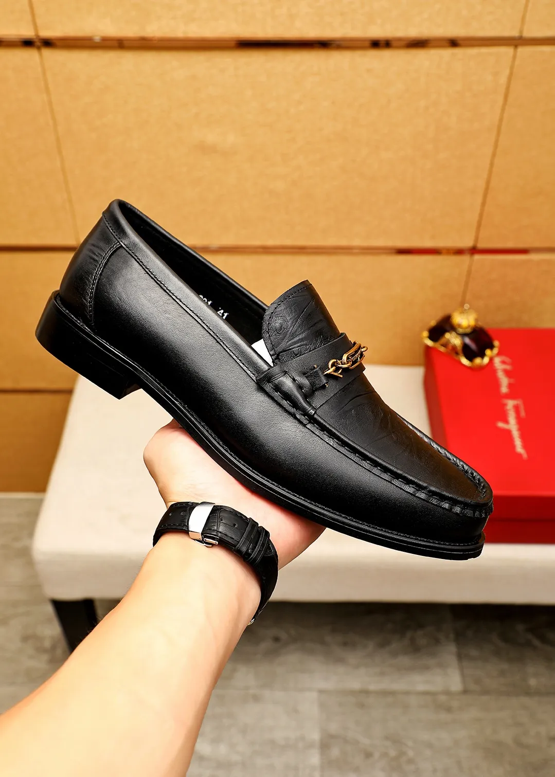 Men's shoes 💰442 💐 Product trademark: Ferragamo "Ferragamo" casual leather shoes Regular size: 38-44 (45.46🉑️customized) Product materials: Selected imported first-layer calfskin embossed upper + classic hardware buckle, imported water-dyed cow leather lining. Strong three-dimensional visual effect, combined outsole Color: 1⃣️color optional